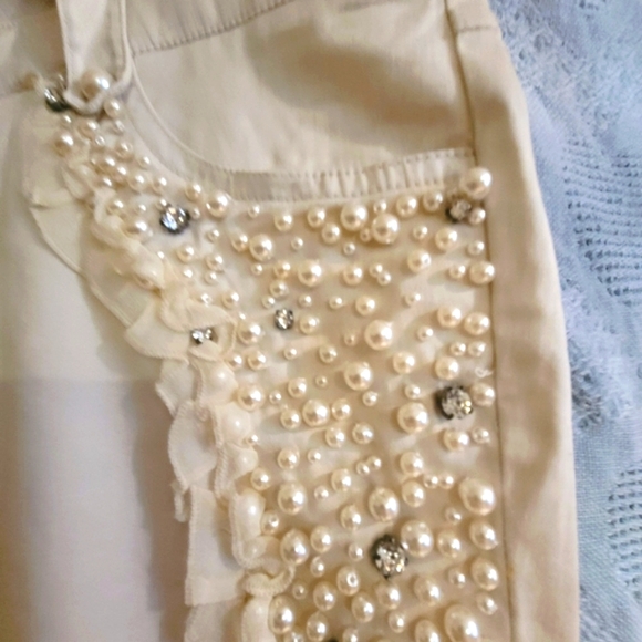 Style Pants - Elevate Your Resort Style with Size 14 Off White Capris - Embellished & Unworn